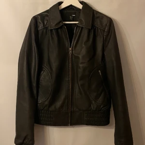 Läderjacka  - Svart läderjacka. Märke: H&M. Storlek: 42 men snarare en S/ liten M. 