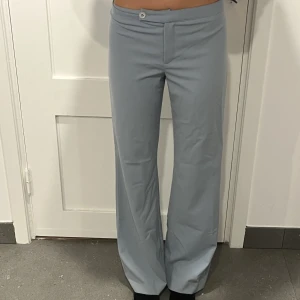 Lågmidjade kostymbyxor - Ljusblåa lågmidjade kostymbyxor 