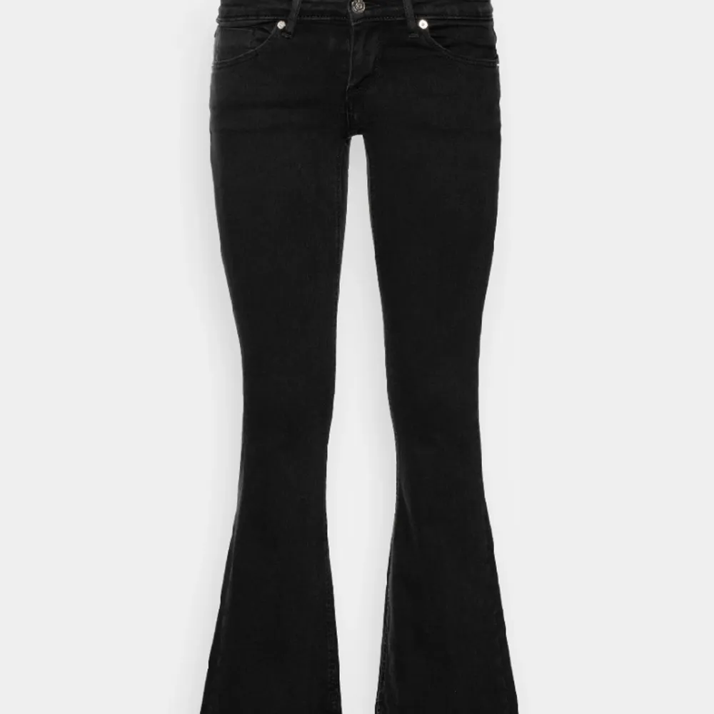 Söker dessa jeans från zalando som är slut sålda i min storlek❤️❤️. Jeans & Byxor.