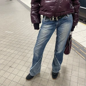 Jeans - Lågmidjade bootcut-jeans från Lee med coola detaljer. Dem är långa på mig som är 173cm. Skriv för mått eller andra frågor vid intresse. Pris kan diskuteras.🤩💕
