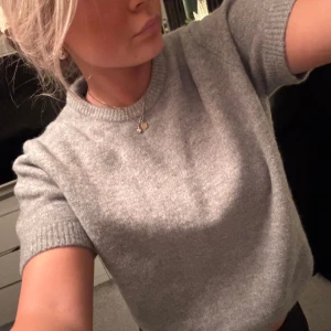 Grå stickad - Grå stickad tshirt!!! Aldrig använd, prislapp kvar. Den är egentligen en magtröja men den är i storlek XL så sitter som en S på mig!💕💕💕