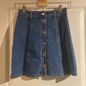 Denim kjol H&M - Denim kjol från H&M i storlek 34. Säljs pga att jag vuxit ur den