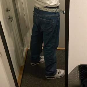 Mörka jeans, storlek 33/32, straight jeans model.