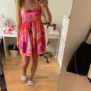 SOMMARKLÄNNING - Söt somamrklänning