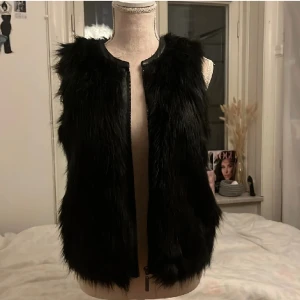 Pälsväst - Jättefin svart pälsväst💕, köpt här på plick (lånade bilder). Lite upprispad på insidan men inget som syns utåt direkt💕