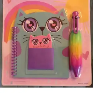 Innehåll: blått skrivblock med spiral, litet rosa block i katt tema & en regnbågsfärgad fluffig kulspetspenna i olika färger (bild 2). Oöppnad förpackning och oanvänt. Kontakta vid intresse! 💗