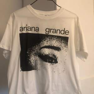 Säljer denna Ariana Grande t-shirten