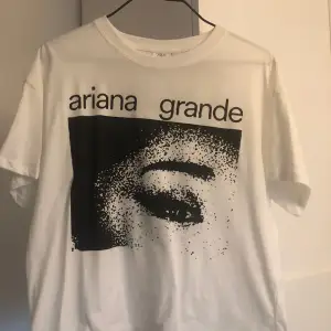 Säljer denna Ariana Grande t-shirten