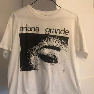 Ariana Grande t-shirt - Säljer denna Ariana Grande t-shirten