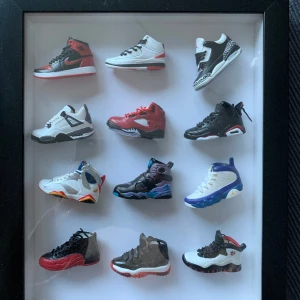 Jordan sneakers tavla miniatyr - Cool unik tavla med miniatyr av Jordans sneakers i olika modeller. Sitter fast med magneter. 23x28 cm