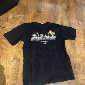 Billie eilish t shirt - Fint skick, från uniqlo              35+  BILLIE EILISH PRODUKTER KOLLA MITT KONTO