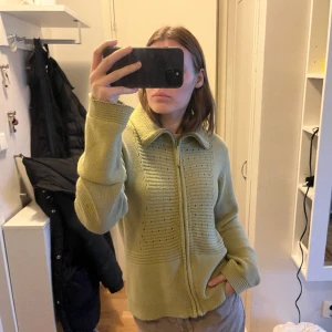 Stickadtröja  - Fin stickad kofta, sparsamt använd. Köparen står för eventuell frakt. 🌸