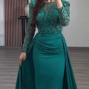 Bal kläning  - En ny balklänning, endast provat! Nypris 2500! 