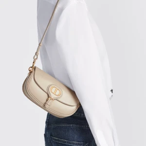 Dior väska-BOBBY LEATHER CROSSBODY  - Obs! Ej fri frakt.. Köptes sommar 2023.  Använt sparsamt. Kvitto finns. Dust bag included  The Dior Bobby East-West bag modernizes the Hobo silhouette through elegant lines and harmonious proportions.  calfskin 