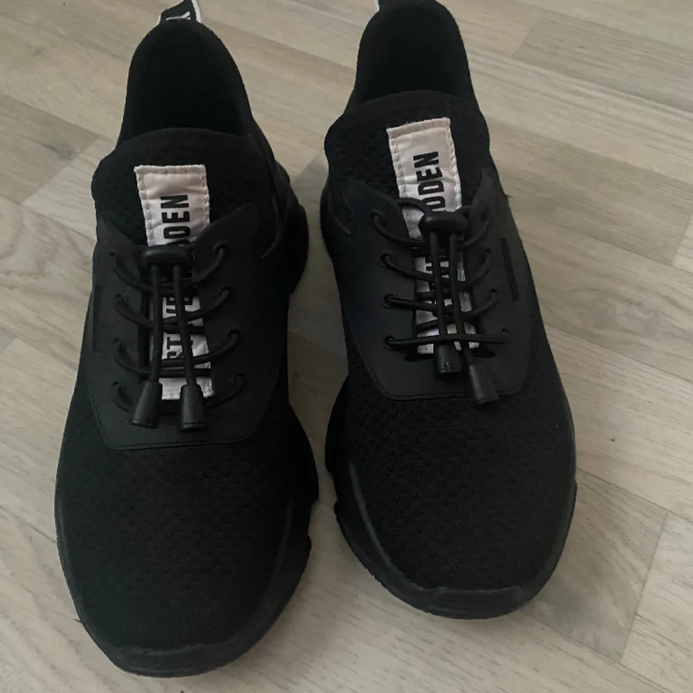 Svarta steve madden skor. Endast använda en gång, i nyskick. Nypris 1200kr.. Skor.