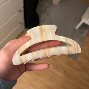Söker denna hårklämma från ginatricot - Söker denna hårklämma från Gina tricot! Skriv gärna om ni vill sälja🥰