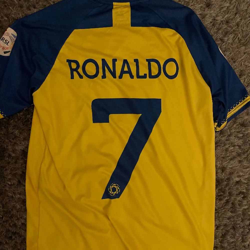 Ronaldo tröja i storlek L!. T-shirts.