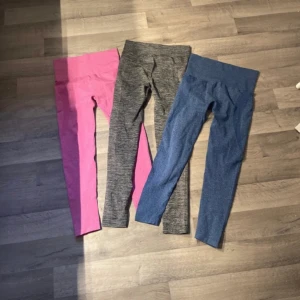 Tränings tights - Köpt på Vinted, säljes tillsammans! Superfina och mjukt material men liten tråd lös i dom rosa och liten söm som nästan är sönder på dom svarta men det syns ej när dom är på! ❤️‍🩹