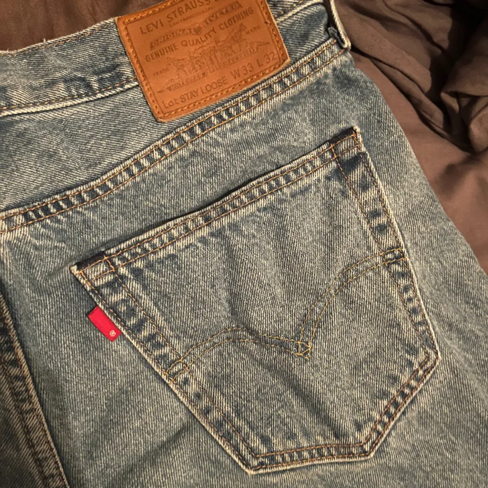 Levis lot stay loose jeans i storlek 33/32. Helt nya iprincip, bara använt dom några gånger. Så dom har bara legat o skräpat i garderoben. Skick 10/10, skriv om ni har några frågor. Ny pris 1300 tror jag . Jeans & Byxor.