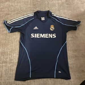 Real Madrid 2005/06 Jersey retro - Adidas retro Jersey storlek M  För liten för mig 
