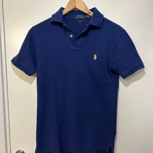 Polo Ralph Lauren Piké - Mörkblå Polo piké i storlek slim fit S. Använd men i bra skick! 