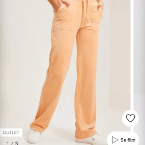 Juicy byxor - Hej! Säljer mina helt oanvända juicy byxor då dom var för stora på mig. Ordinariepris: 1199kr