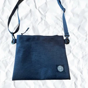 Stone Island väska - Stone Island väska. Skicket är 10/10, ny. Köpte den för 1700kr. Mer information, bilder och prisdiskussion i dm. ✔️ Äkta ✔️ 