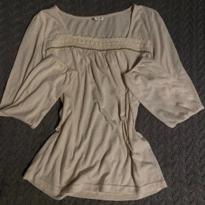 Vit långärmad tröja med spets - En söt vit långärmad tröja med spets. Den är i storlek L men passar som S-L eftersom den är strechig. Den är i bra skick