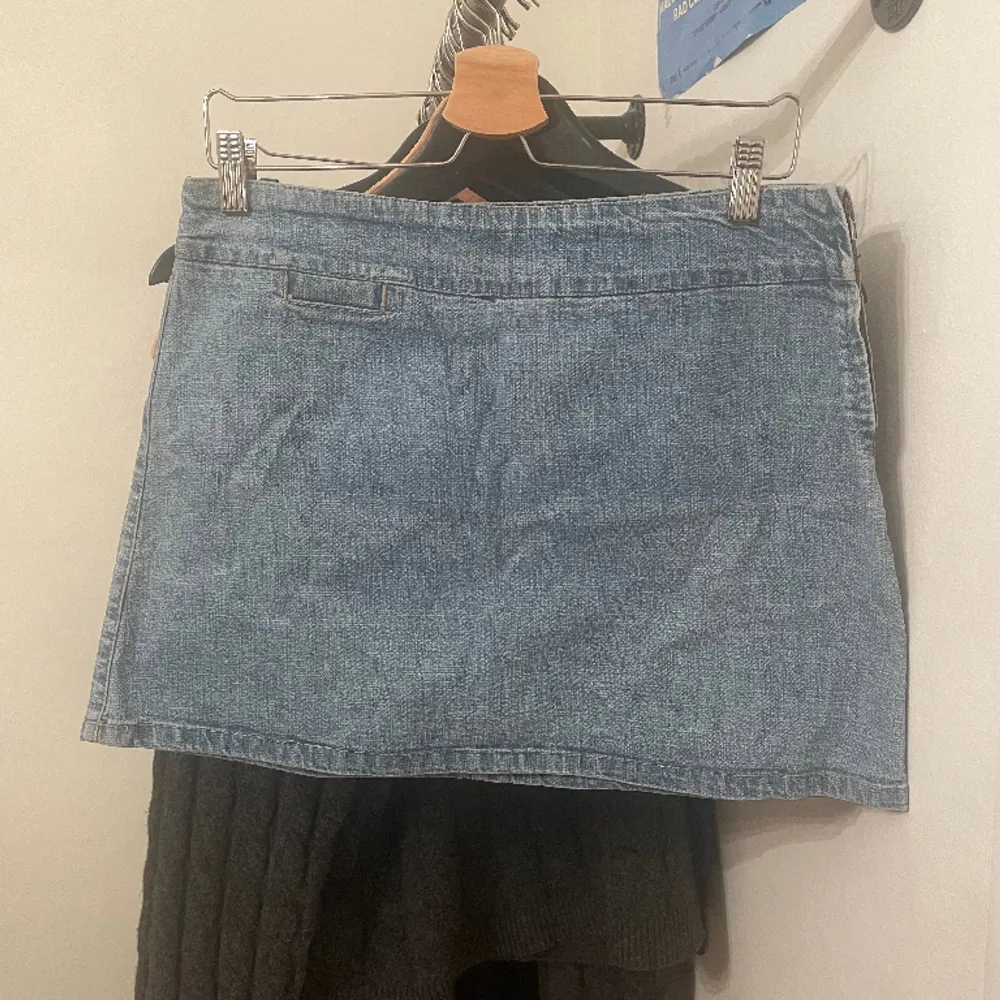 Vintage miniskirt i jeanstyg, storlek S. Bra skick💗. Kjolar.