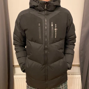 Sail racing jacka - Säljer denna pågrund av att jag inte använder den! Väll använd men i ett gott skick👍🏽hör av er för fler frågor 