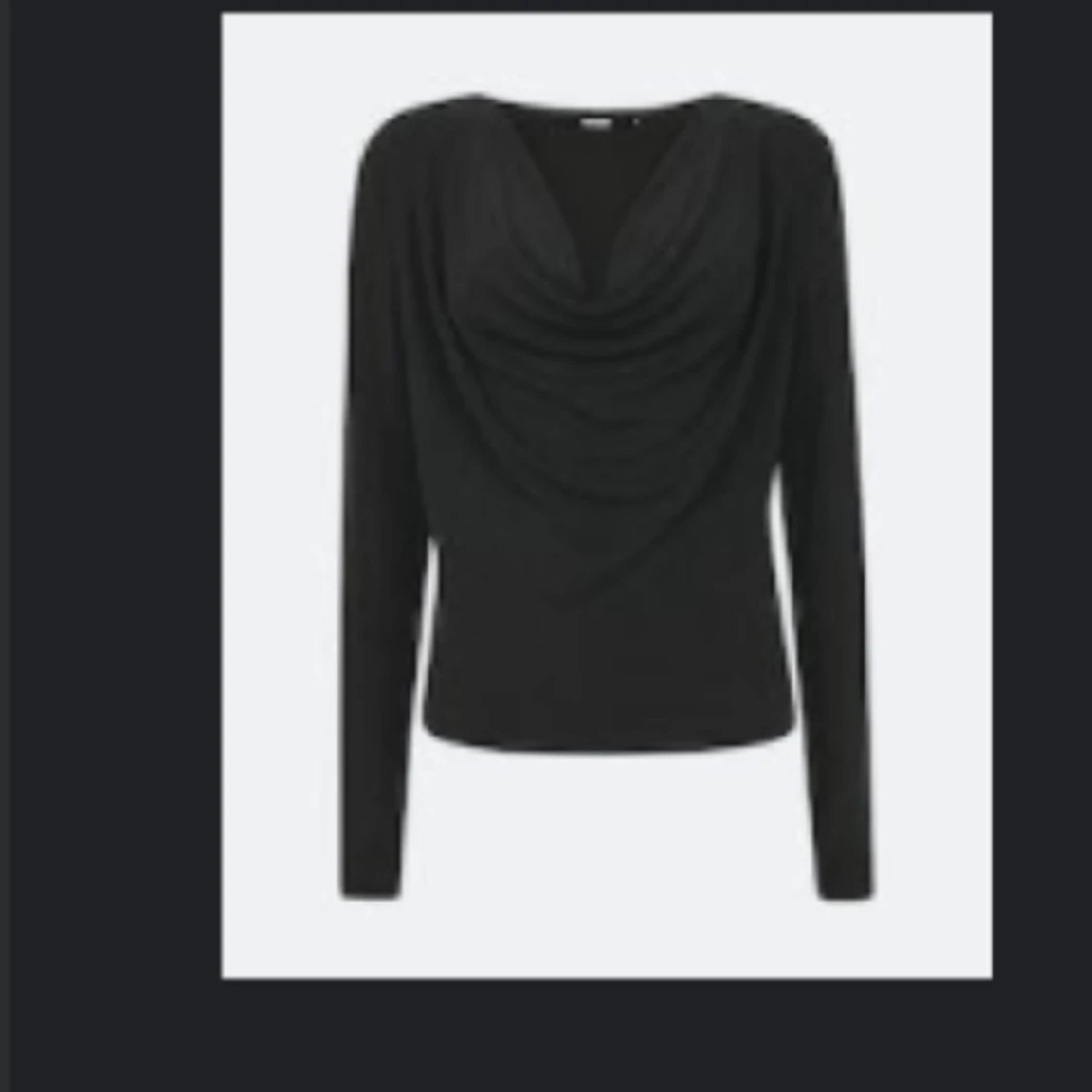 En jätte fin svart tröja, passar bra till nyår nu!!! 