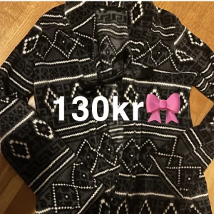 Mönstrad Kofta/Cardigan med knytning - Denna varma & mysiga koftan med rosett ⭐️Verkligen så mysigt material perfekt när det är kyligt ute!