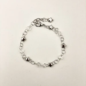 Fint stjärn armband - Handgjort armband med genomskinliga och stjärn formade pärlor. Tryck på köp nu om du vill köpa💗