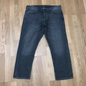 Jeans, jack and Jones. - Jeans från Jack and Jones. Herrmodell Storlek: 36/30 Passform: loose/chris  Jag möts endast upp och tar enbart kontanter. 