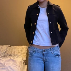Fin blå kappa, jacka från Zara - Fin blå kortare jacka från Zara strl S, fickor där fram samt guldiga knappar. Hör av dig vid fler frågor💞🫶🫶 pris kan diskuteras 
