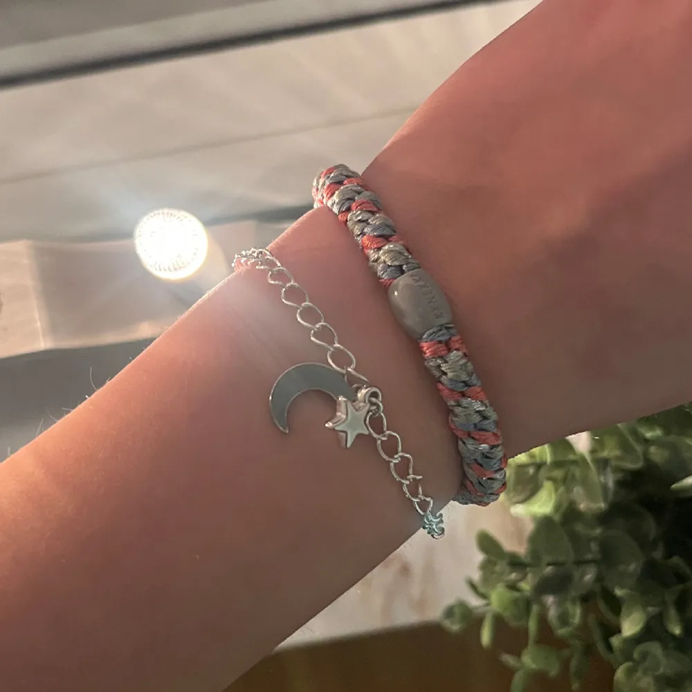SĂ€ljer dessa superfina armbanden. Finns ett fĂ„tal kvar av sĂ„ passa pĂ„ nu. Finns i bĂ„de guld och silver. GĂ„r att justera sĂ„ det ska passa alla. Rekommenderar att man tar av sig dom nĂ€r man tex ska tvĂ€tta hĂ€nderna, dĂ„ minskar risken att dom rostarđ€. Asusteet.