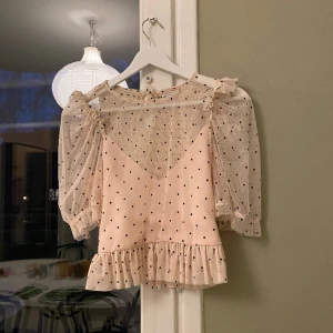 Prickig topp - Prickig topp från Zara med innertröja. Ljusrosa med svarta prickar. Storlek XS, passar även S. Använd ett fåtal gånger. Bra kvalitet🌸