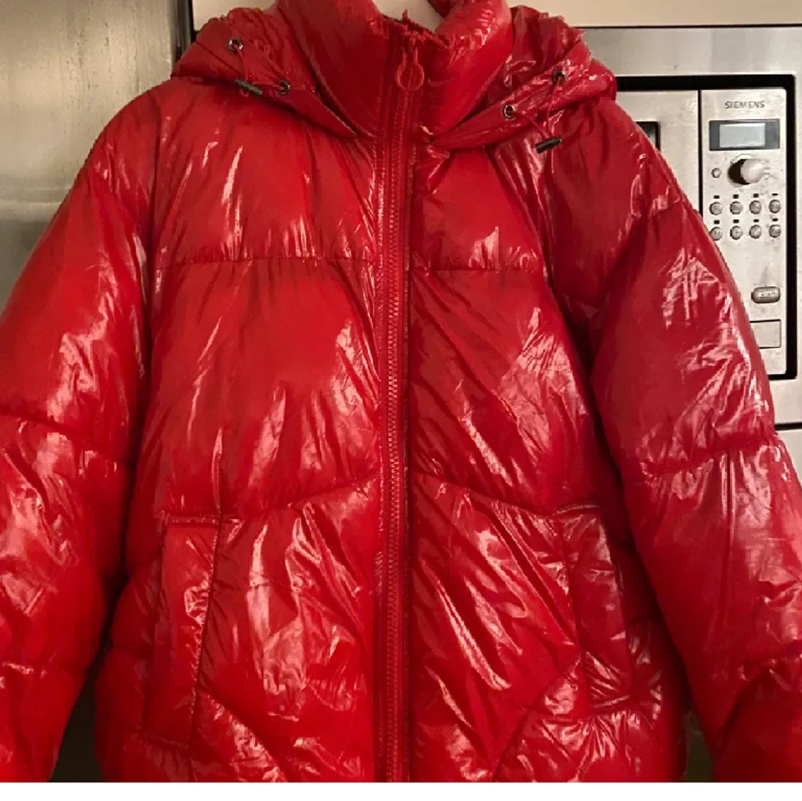 Röd glansig jacka  - 90