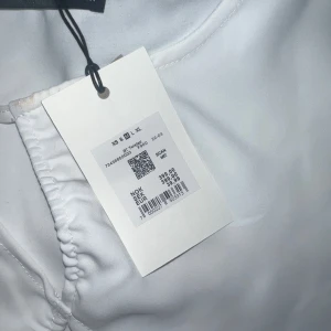 vit blus - Helt ny oanvänd blus från Bikbok.  passar även S