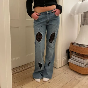 Jeans med detaljer😍🫶🏻 - Skitcoola detaljer med stenar och spets, modell 170 skriv för mått💥⭐️❤️