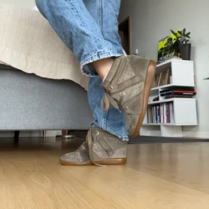 Isabel marant  - Isabel marant kilklackar i Bobby modellen! Färgen Kahki Köpta för 4000 på Vestiaire, knappt använda den dess.