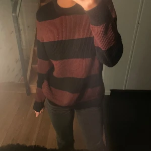 randig stickad - Jättemysig randig stickad från hm som köptes för 350kr, sparsamt använd💕