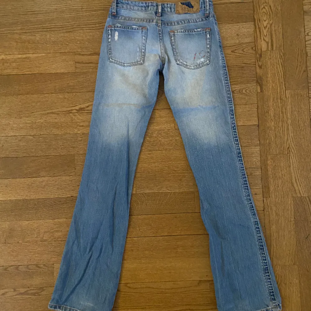 Jätte fina bershka jeans i storlek 32. Säljer eftersom de har blivit för små. Innerlängd ben: 82 cm. Pris kan diskuteras.. Jeans & Byxor.