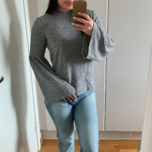 Grå topp - Mjuk grå tröja från zara med trumpetarm 