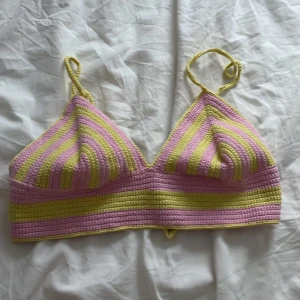 Virkad topp  - Hemmavirkad rosa och grön ganska kort topp. Ganska stor i bysten