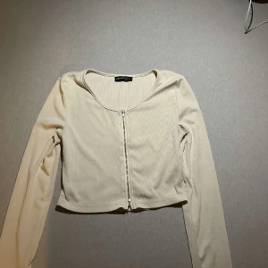 En ljus beige tröja  - Knappt använd e som helt ny 