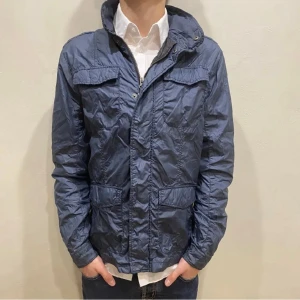 East West Jacka  - Hej! Säljer nu min jacka från märket East West storlek S i fint skick. Modellen på bilden är 180cm lång och väger 80kg. Tveka inte på att höra av dig om du har några frågor eller funderingar kring varan!