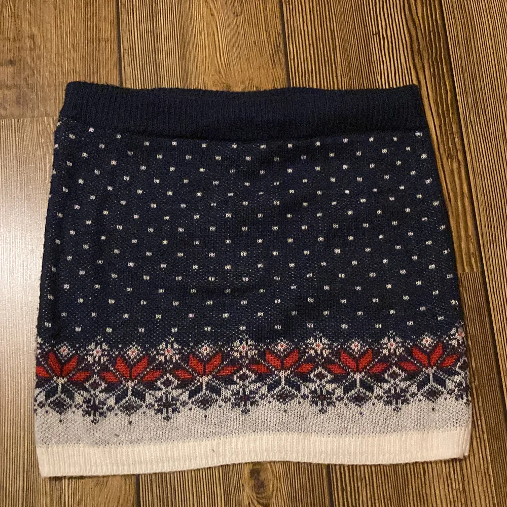 Julset med jultröja och matchande kjol från asos. Strl 40 bara använt en julafton. Bra skick.. Tröjor & Koftor.
