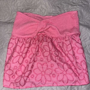 Rosa topp - Säljer denna superfina rosa topp från SHEIN med söta mönster då den är för liten för mig🩷