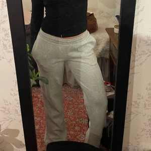 Bikbok mjukisbyxor - Mjukisbyxor från BikBok storlek M men tycker mer att de sitter som S. Bra skick! 